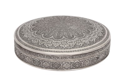 Lot 628 - A FINELY ENGRAVED IRANIAN SILVER CONFECTIONERY LIDDED BOX