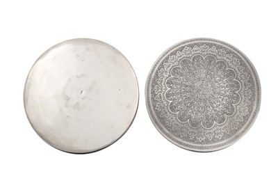 Lot 628 - A FINELY ENGRAVED IRANIAN SILVER CONFECTIONERY LIDDED BOX