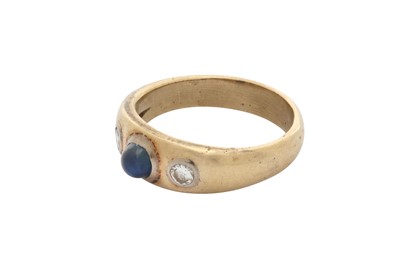 Lot 87 - A diamond and sapphire ring