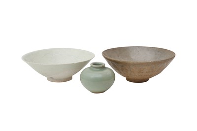 Lot 71 - TWO CHINESE BOWLS AND A CELADON GLAZED JAR.