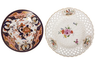 Lot 421 - A 19TH CENTURY MEISSEN CABINET PLATE AND A 19TH CENTURY CROWN DERBY IMARI PLATE