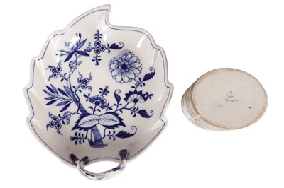Lot 206 - A 19TH CENTURY DRESDEN PORCELAIN TEA CADDY AND A MEISSEN LEAF DISH
