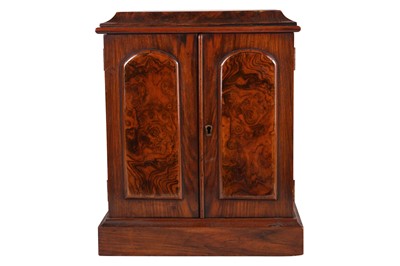 Lot 133 - A 19TH CENTURY FIGURED WALNUT TABLE TOP CABINET