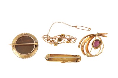 Lot 58 - A GROUP OF BROOCHES