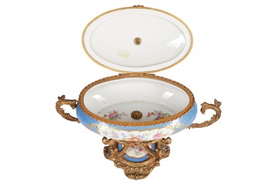 Lot 429 - A SEVRES STYLE PORCELAIN BOX AND COVER, 20TH CENTURY