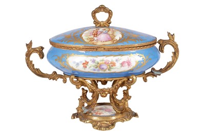 Lot 429 - A SEVRES STYLE PORCELAIN BOX AND COVER, 20TH CENTURY