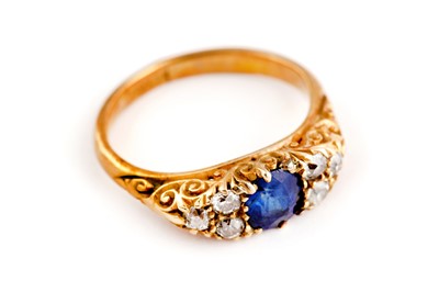 Lot 35 - A sapphire and diamond ring