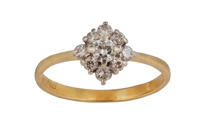 Lot 235 - A diamond cluster ring