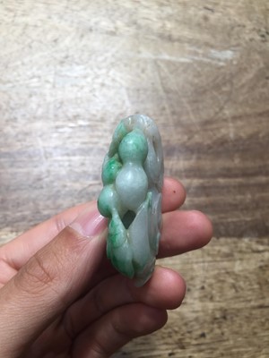Lot 35 - A CHINESE APPLE GREEN JADEITE 'DOUBLE GOURD' PENDANT AND AN ARCHER'S RING.