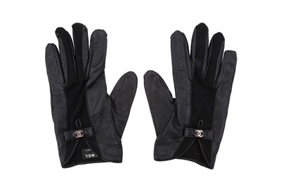 Lot 525 - Chanel Black Leather CC Logo Gloves