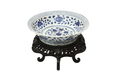 Lot 168 - A CHINESE BLUE AND WHITE 'FLOWERS' DISH