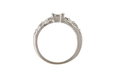 Lot 69 - A diamond dress ring