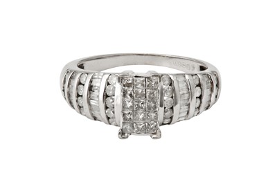 Lot 69 - A diamond dress ring