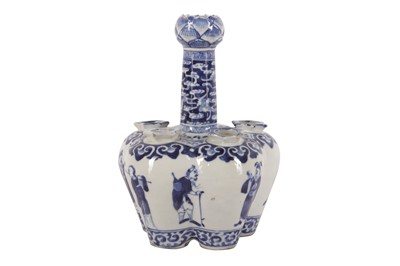 Lot 487 - A NINETEENTH CENTURY CHINESE BLUE AND WHITE PORCELAIN CROCUS VASE