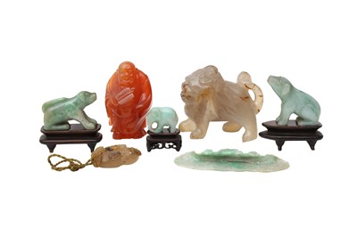 Lot 483 - A SMALL COLLECTION OF CHINESE JADEITE AND AGATE CARVINGS