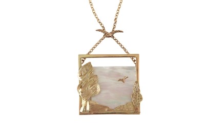 Lot 81 - A MOTHER OF PEARL PENDANT NECKLACE
