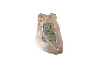 Lot 67 - AN ABALONE MOTHER OF PEARL BROOCH/PENDANT