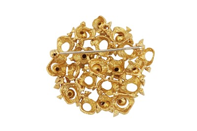 Lot 95 - An abstract brooch