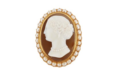 Lot 19 - A cameo and pearl brooch/pendant
