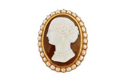 Lot 19 - A cameo and pearl brooch/pendant