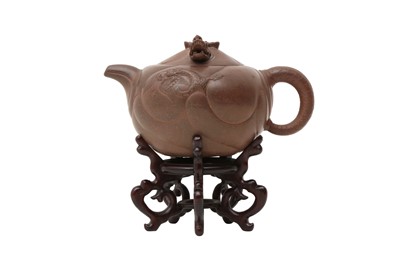Lot 85 - A CHINESE YIXING ZISHA 'DRAGON' TEAPOT AND COVER.
