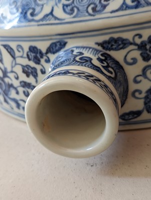 Lot 106 - A LARGE CHINESE BLUE AND WHITE PILGRIM FLASK.