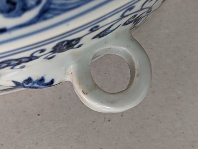 Lot 106 - A LARGE CHINESE BLUE AND WHITE PILGRIM FLASK.