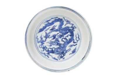 Lot 430 - A CHINESE BLUE AND WHITE 'DRAGON' DISH.