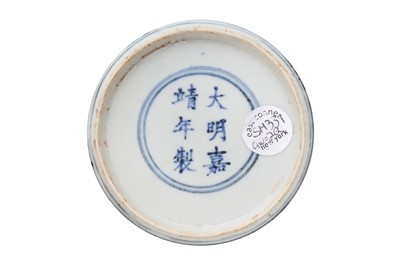 Lot 430 - A CHINESE BLUE AND WHITE 'DRAGON' DISH.