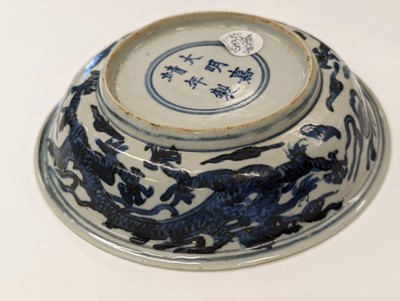 Lot 430 - A CHINESE BLUE AND WHITE 'DRAGON' DISH.