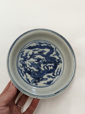 Lot 430 - A CHINESE BLUE AND WHITE 'DRAGON' DISH.