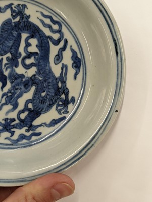 Lot 430 - A CHINESE BLUE AND WHITE 'DRAGON' DISH.