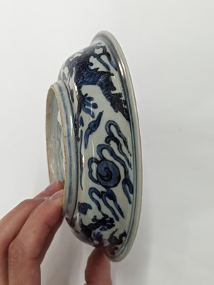 Lot 430 - A CHINESE BLUE AND WHITE 'DRAGON' DISH.