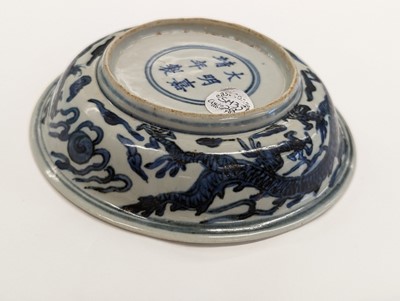 Lot 430 - A CHINESE BLUE AND WHITE 'DRAGON' DISH.