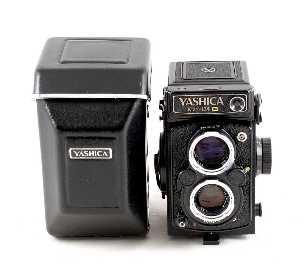 Lot 268 - Yashica 124G 120/220 TLR Camera.