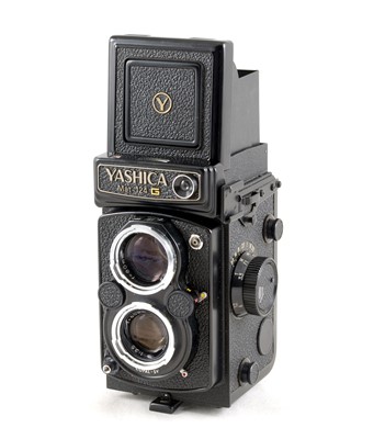 Lot 268 - Yashica 124G 120/220 TLR Camera.