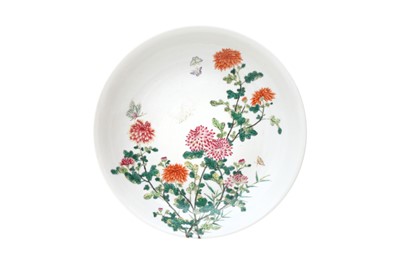 Lot 523 - A CHINESE FAMILLE ROSE 'CHRYSANTHEMUMS' DISH.