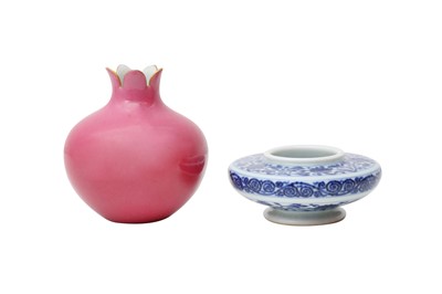 Lot 180 - A CHINESE PINK-GLAZED POMEGRANATE VASE AND A BLUE AND WHITE WASHER.