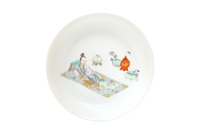 Lot 348 - A CHINESE FAMILLE ROSE 'RECLINING LADY' DISH.