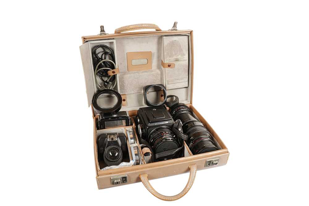 Lot 284 - A Hasselblad 500 C/M SLR Camera Outfit