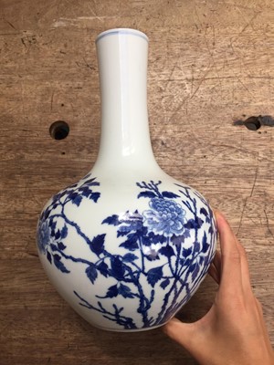 Lot 112 - A CHINESE BLUE AND WHITE 'PEONY' BOTTLE VASE.