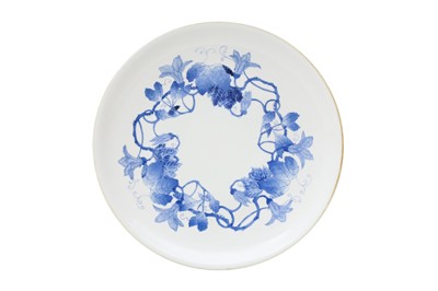 Lot 199 - A LARGE CHINESE BLUE AND WHITE 'LILIES' DISH.