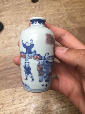 Lot 13 - FOUR CHINESE BLUE AND WHITE AND UNDERGLAZE-RED SNUFF BOTTLES.