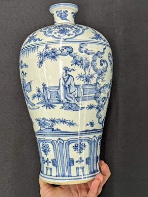 Lot 107 - A CHINESE BLUE AND WHITE VASE, MEIPING.