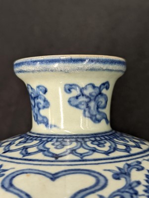 Lot 107 - A CHINESE BLUE AND WHITE VASE, MEIPING.