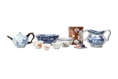Lot 439 - A SMALL GROUP OF CHINESE PORCELAIN.