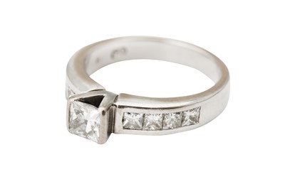Lot 50 - A diamond ring