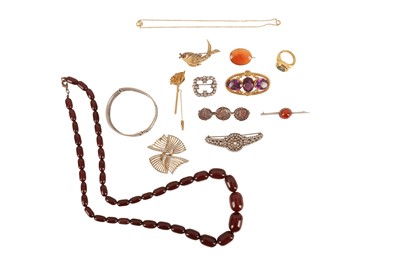 Lot 138 - A GROUP OF COSTUME JEWELLERY
