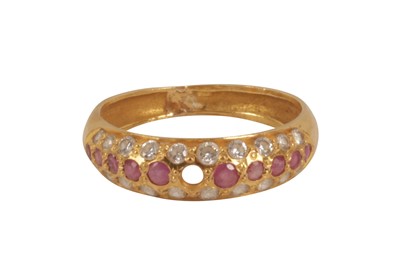Lot 119 - A RUBY AND DIAMOND RING