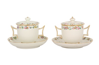 Lot 414 - A PAIR OF CHELSEA PORCELAIN DERBY-CHELSEA CHOCOLATE CUPS